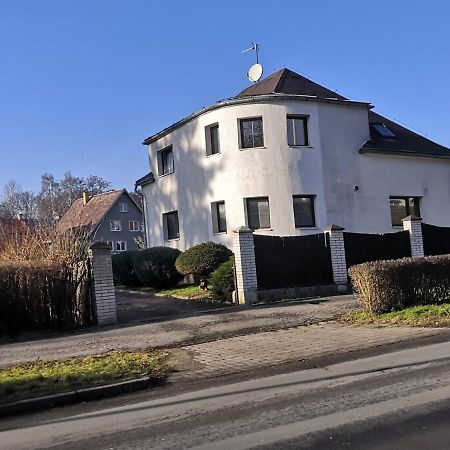 Penzion Ubytovani U Parku S Parkovistem Česká Lípa Bagian luar foto