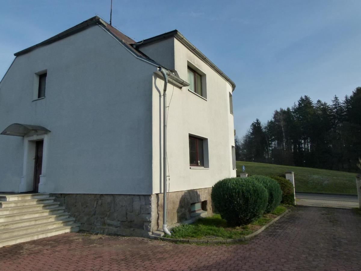 Penzion Ubytovani U Parku S Parkovistem Česká Lípa Bagian luar foto