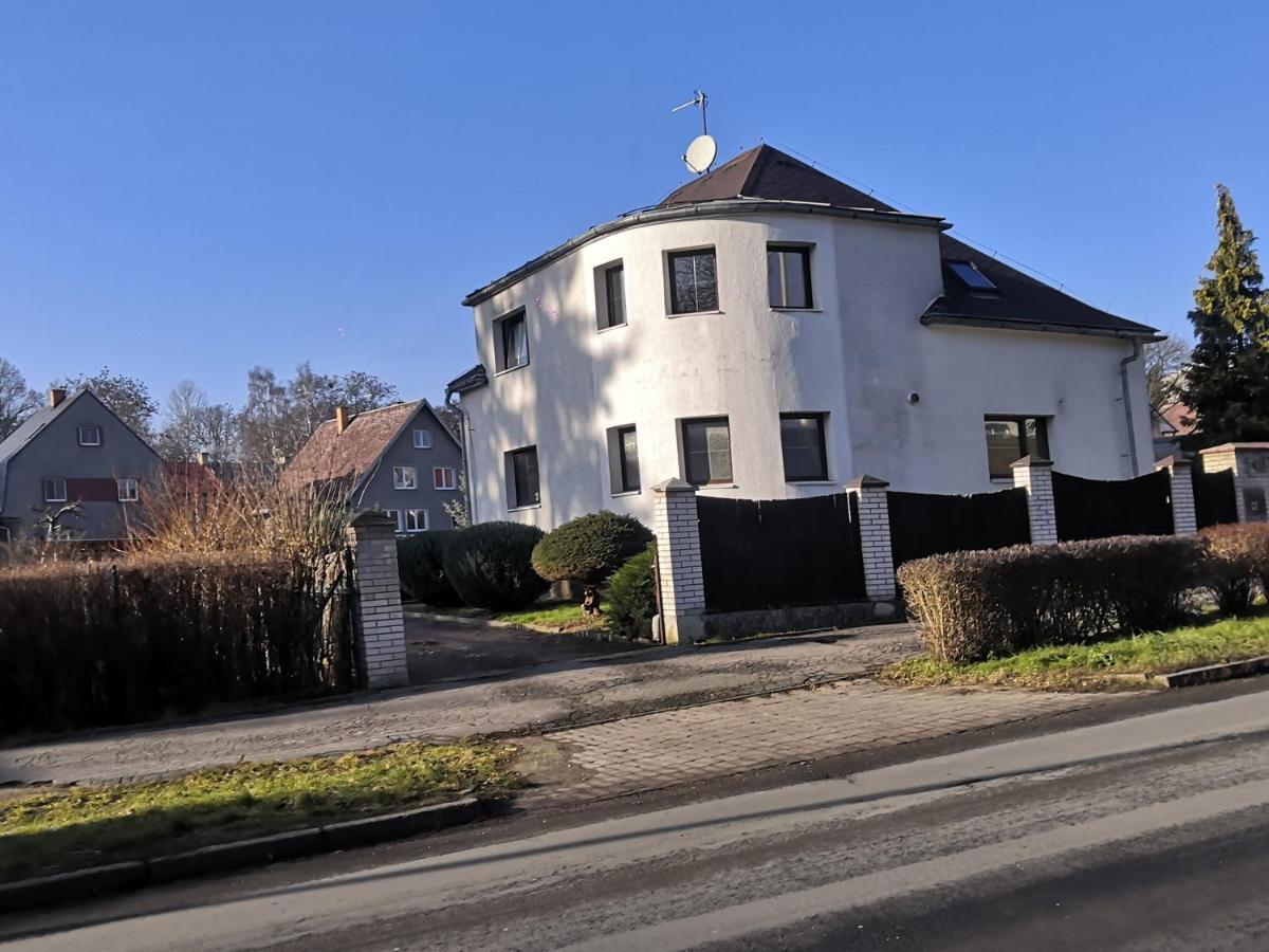Penzion Ubytovani U Parku S Parkovistem Česká Lípa Bagian luar foto